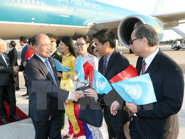 Cán bộ nhân viên Phái đoàn thường trực Việt Nam tại Liên hợp quốc đón Chủ tịch Quốc hội Nguyễn Sinh Hùng tại sân bay. (Ảnh: TTXVN)