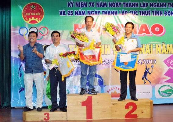 Cục trưởng Cục thuế Đồng Nai Nguyễn Văn Công trao cờ cho 3 đơn vị dẫn đầu toàn đoàn.