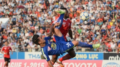 Hoang Anh Gia Lai (blue) rekindle hopes for relegation escape with a 2-1 victory over Dong Nai on Friday.