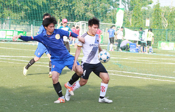 Điện thoại Danh Lợi 1 (áo trắng) trong trận thắng Doanh nghiệp trẻ Bình Dương 7-2.