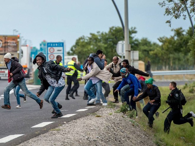 Cảnh sát Pháp vất vả truy đuổi người nhập cư trái phép ở Calais. (Nguồn: Getty Images)