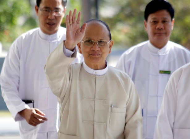 Tổng thống Myanmar U Thein Sein (giữa) tới dự cuộc họp của lãnh đạo các lực lượng chính trị ở Nay Pyi Taw ngày 12/1. (Nguồn: THX/TTXVN)