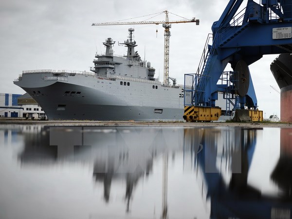 Tàu Mistral ngoài khơi Saint-Nazaire, tây bắc nước Pháp ngày 9/5/2014. (Nguồn: AFP/TTXVN)