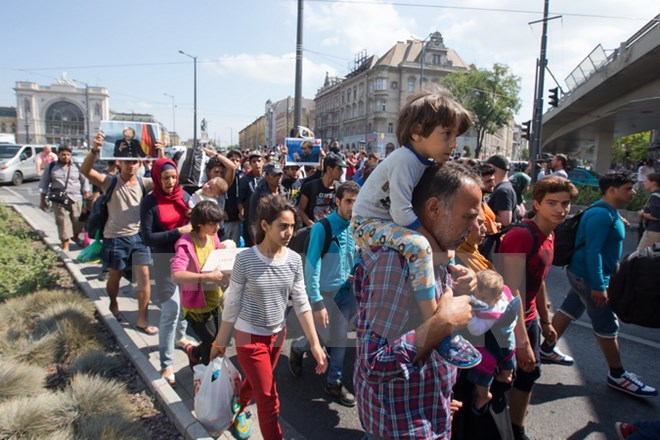 Người di cư đi bộ tới Áo từ nhà ga Keleti ở Budapest, Hungary ngày 4/9. (Nguồn: THX/TTXVN)