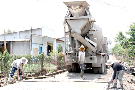 Nhờ làm tốt công tác dân vận, nhiều tuyến đường của xã Xuân Phú (huyện Xuân Lộc) đã được nhựa hóa  từ sự đóng góp của nhân dân.