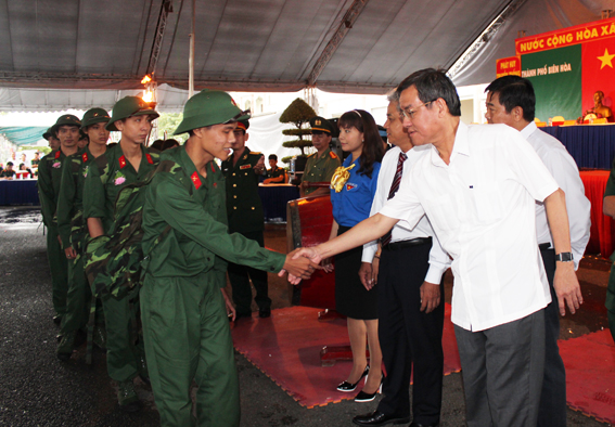 Chủ tịch UBND tỉnh Đinh Quốc Thái bắt tay động viên các thanh niên trước giờ lên đường nhập ngũ