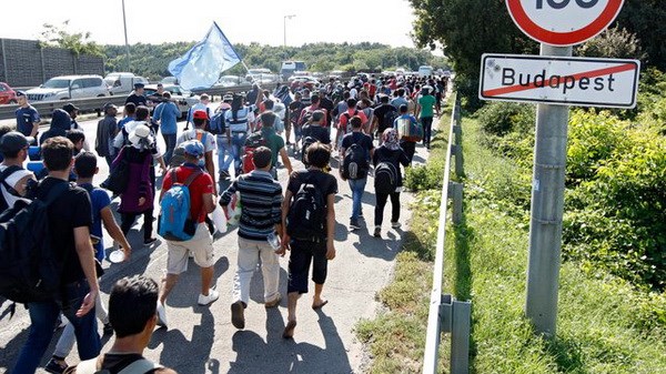 Người tị nạn tuần hành trên đường cao tốc ở Hungary. (Nguồn: rte.ie)