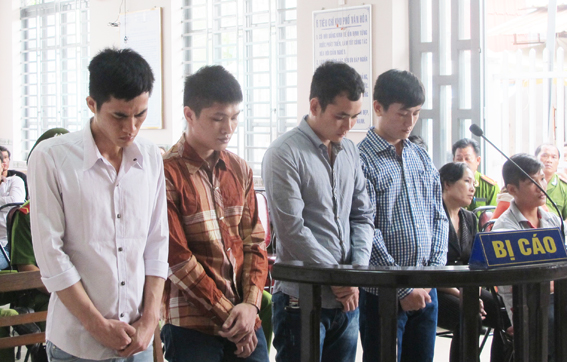  Các bị cáo tại tòa, từ trái qua: Bình, Khánh, Dũng, Chung