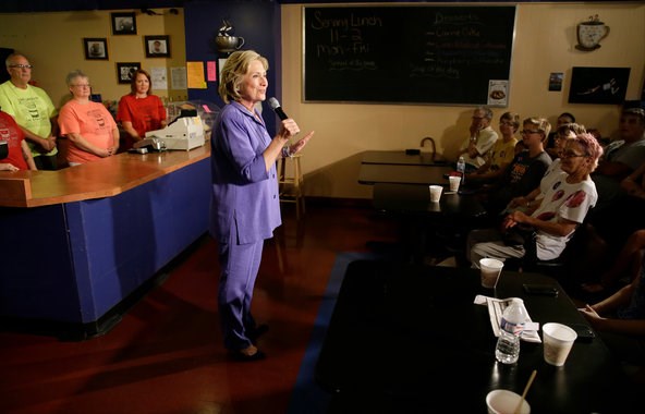 Bà Hillary Clinton trong môt buổi nói chuyện tại Newton, Iowa. (Nguồn: Reuters)