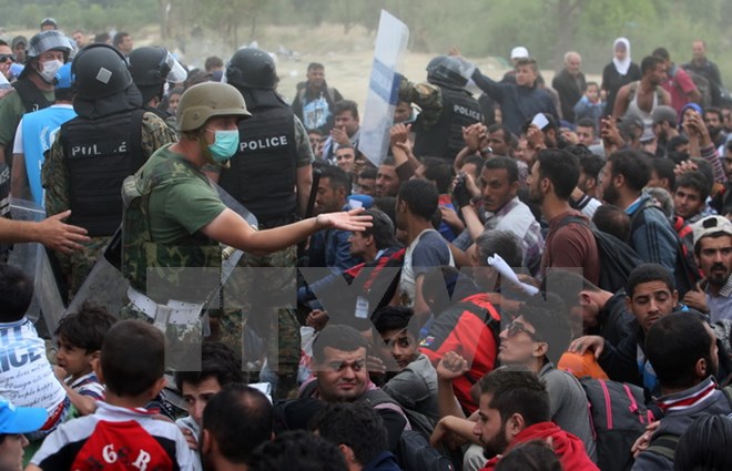 Người di cư chờ đợi tại thị trấn biên giới Idomeni, miền bắc Hy Lạp để được làm thủ tục nhập cảnh vào Macedonia ngày 7/9. (Nguồn: AFP/TTXVN)