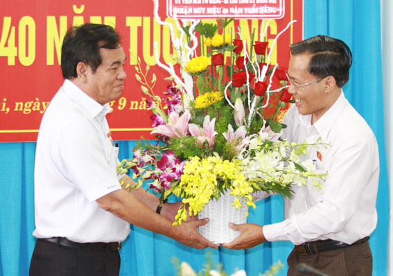 Lãnh đạo Văn phòng Tỉnh ủy tặng hoa chúc mừng đồng chí Trần Đình Thành