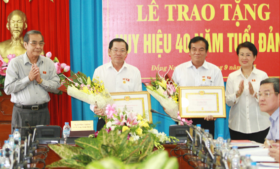 Provincial leaders awarded 40-year party membership insignia