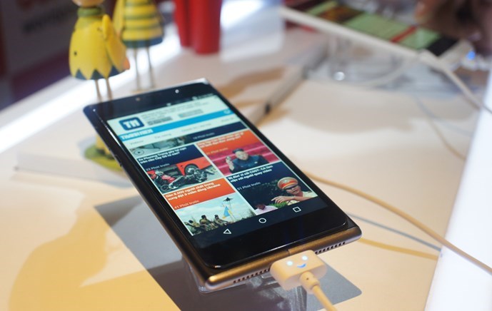 Former Apple CEO Sculley launches cheap smartphones in Vietnam