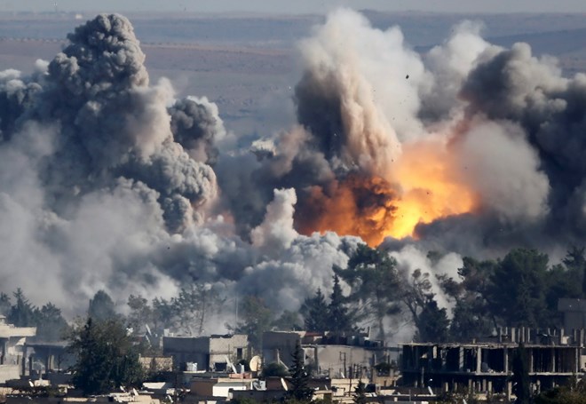 Một cuộc không kích do liên quân tiến hành vào vị trí của lực lượng IS. (Ảnh: Reuters)