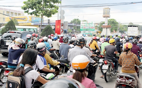 Cảnh ùn ứ giao thông tại vòng xoay Tân Phong.