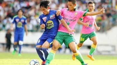 Hoang Anh Gia Lai (in blue) and Dong Thap (in pink) have escaped from being relegated to the First Division next year.