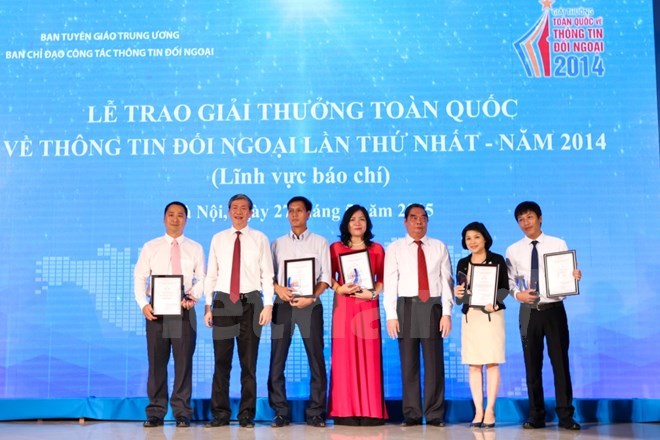 The awarding ceremony of the first National External Information Service Awards in 2014 (Source: VNA)