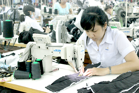 Sản xuất áo khoác để xuất khẩu đi thị trường Liên minh kinh tế Á - Âu tại Công ty cổ phần tổng hợp gỗ Tân Mai (TP.Biên Hòa).