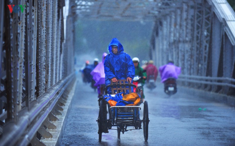  A vendor in the downpour 