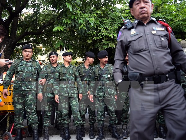 Cảnh sát Thái Lan gác bên ngoài khu chung cư nơi nghi can vụ đánh bom đền Erawan bị bắt giữ. (Nguồn: AFP/TTXVN)