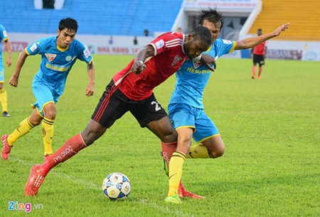 Out of the way: Dong Nai seen in the match with Khanh Hoa in the V.League 1's 25th round. Tomorrow, Dong Nai need to beat Quang Ninh Coal to avoid relegation. 