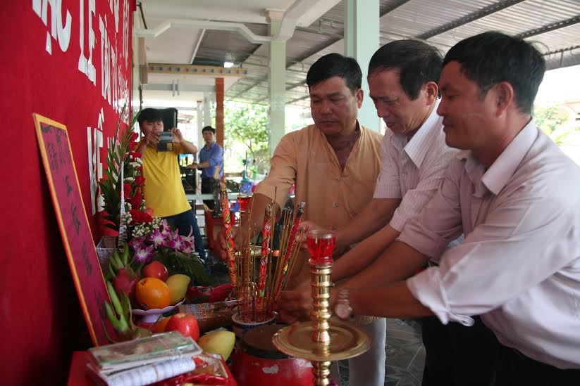 Các hội viên trong Câu lạc bộ Đờn ca tài tử TX.Long Khánh dâng hương tưởng nhớ Tổ ngành.