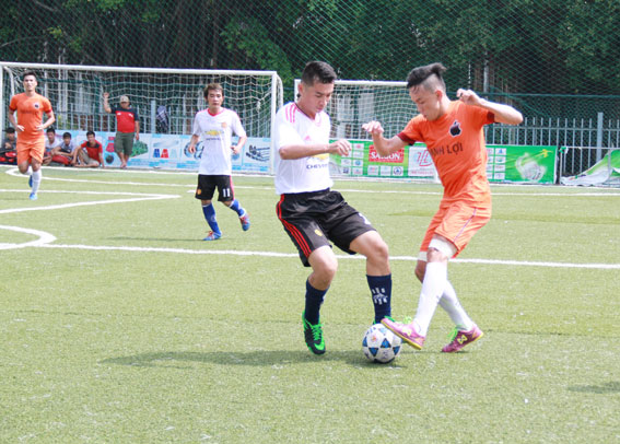 Vượt qua đội Nam Thái với tỷ số 5-2, Điện thoại Danh Lợi 1 (áo cam, phải) vào vòng tứ kết