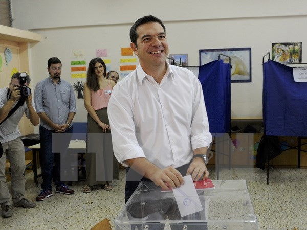 Cựu Thủ tướng Hy Lạp Alexis Tsipras bỏ phiếu tại điểm bầu cử ở thủ đô Athens ngày 20/9. (Nguồn: Reuters/TTXVN)