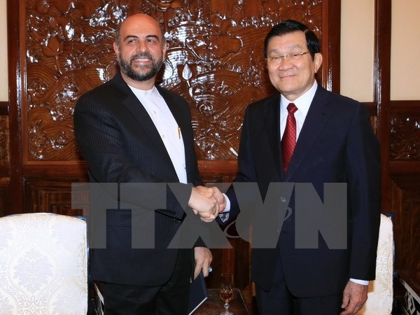 President Truong Tan Sang (R) and outgoing Iranian Ambassador Hossein Alvadi Behineh.