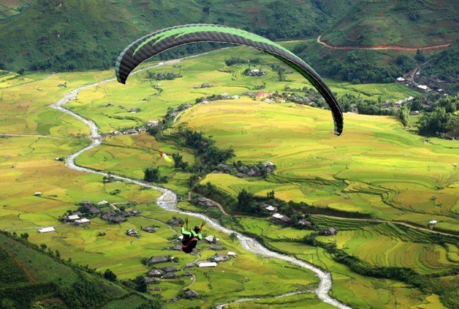 A paraglider shows off his skills from the Khau Pha mountain pass