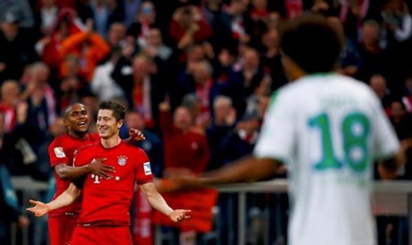 Robert Lewandowski ăn mừng thành tích ấn tượng. (Nguồn: Reuters)