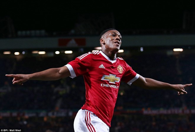 Martial tiếp tục ​"nổ súng," M.U thẳng tiến tại Capital One Cup