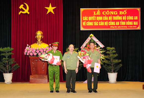 Thượng tướng Bùi Quang Bền- Thứ trưởng BCA trao quyết định cho 2 đồng chí Nguyễn Văn Khánh và Huỳnh Tiến Mạnh