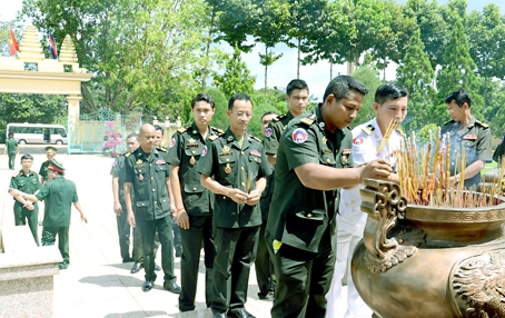 Đoàn cán bộ Quân đội Hoàng gia Campuchia dâng hương, tưởng niệm các anh hùng liệt sĩ tại Khu di tích Đoàn 125.