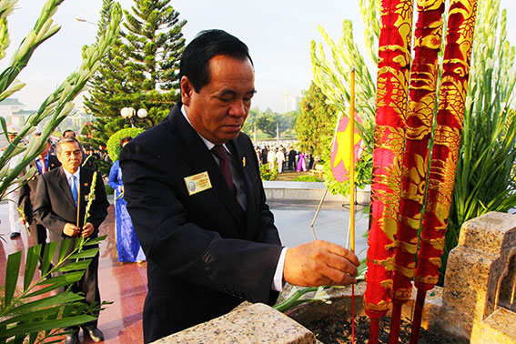 Đồng chí Trần Đình Thành, Bí thư Tỉnh uỷ thắp hương trên tượng đài Tổ quốc ghi công