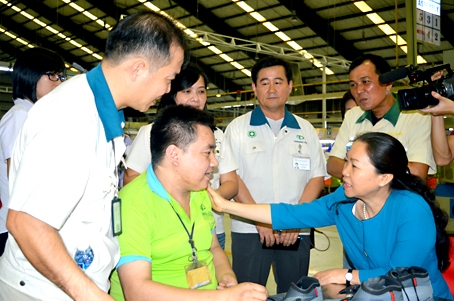 Bà Nguyễn Thị Thu Hồng, Phó chủ tịch Tổng liên đoàn Lao động Việt Nam, thăm công nhân Công ty Taekwang Vina. Đây là đơn vị đã thành lập chi bộ Đảng.