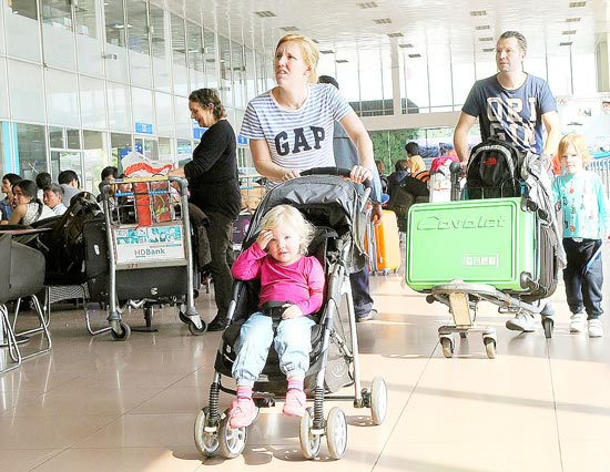 Foreign passengers at Tan Son Nhat International Airport (Illustrative photo: SGGP)