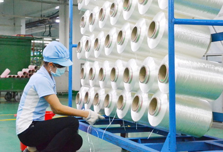 Nhiều doanh nghiệp đầu tư nước ngoài mở rộng sản xuất đã tạo cho nguồn thu ngân sách tăng trong 6 tháng đầu năm nay. Trong ảnh: Sản xuất sợi ở Công ty Hyosung tại Khu công nghiệp Nhơn Trạch 3.
