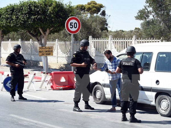 Lực lượng an ninh Tunisia làm nhiệm vụ tại khu vực xáy ra vụ tấn công khủng bố ngày 27/6. (Nguồn: AFP/TTXVN)