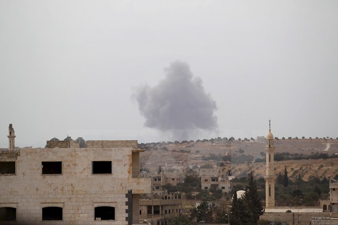 Khói bốc lên sau một cuộc không kích tại Idlib, Syria ngày 1/10. (Reuters/TTXVN)