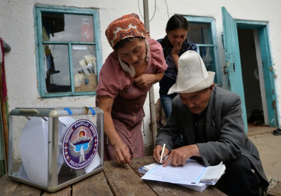 Cử tri Kyrgyzstan đi bỏ phiếu. (Nguồn: AFP)