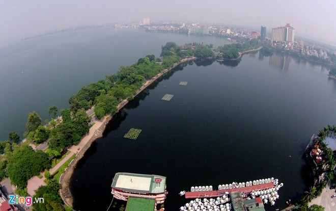 There are many trees lining the causeway on Thanh Nien Street in the Tay Ho district. The street has often been mentioned in Vietnamese poetry.