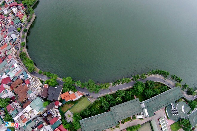 The 2-km street is dotted with many romantic coffee shops where visitors sip coffee and enjoy the stunning beauty of West Lake at sunset.