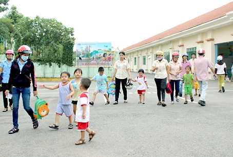 Cha mẹ đón con sau giờ tan ca tại một nhà trẻ dành riêng cho con công nhân trong khu ký túc xá của Công ty Việt Vinh. Ảnh: K.Liễu