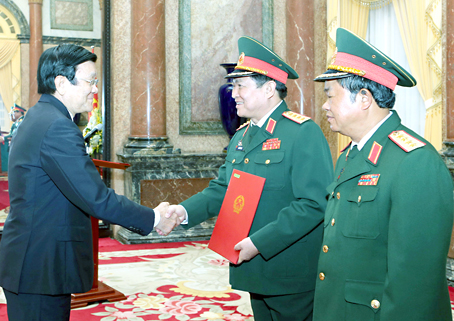 Chủ tịch nước Trương Tấn Sang trao quyết định phong hàm đại tướng cho đồng chí Ngô Xuân Lịch.