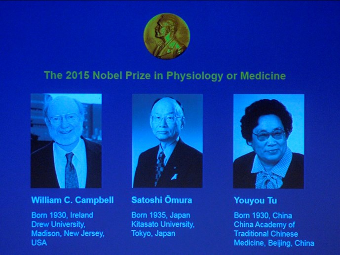 Ba nhà khoa học đoạt Nobel Y học 2015, từ trái sang: tiến sĩ William Campbell (Ireland), tiến sĩ Satoshi Omura (Nhật Bản) và nữ giáo sư Youyou Tu (Trung Quốc) - Ảnh: AFP