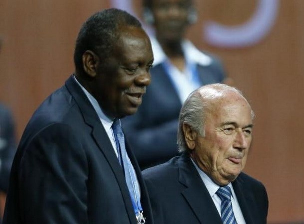 Ông Issa Hayatou điều hành FIFA thay ông Blatter. (Nguồn: Reuters)