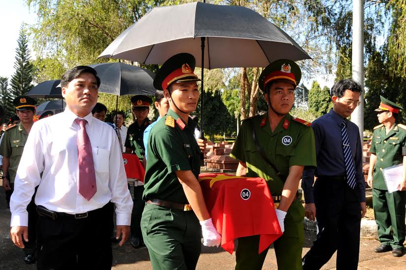 Lãnh đạo tỉnh và TX.Long Khánh di quách hài cốt liệt sĩ tới khu vực an táng