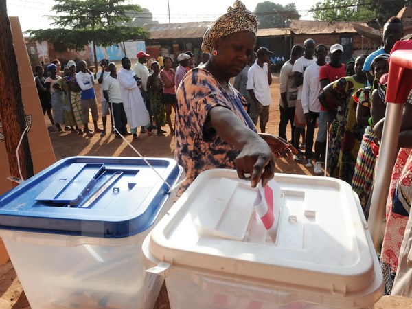 Cử tri Guinea-Bissau bỏ phiếu tại một địa điểm bầu cử ở Bissau. (Nguồn: AFP/TTXVN) 