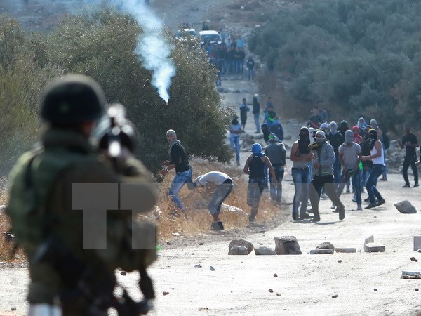 Lực lượng an ninh Israel trấn áp người Palestine tại Khu Bờ Tây. (Nguồn: AFP/TTXVN)